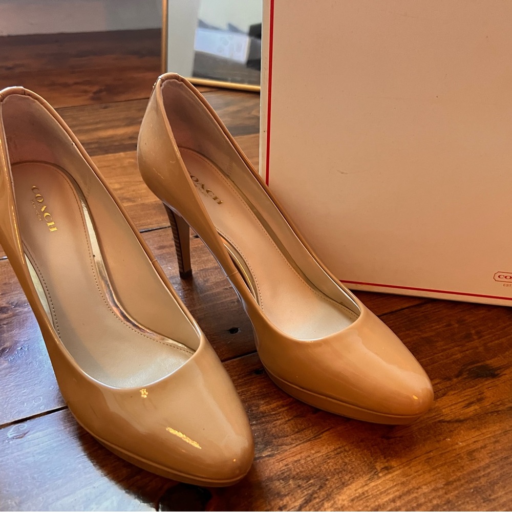 Coach light camel pumps